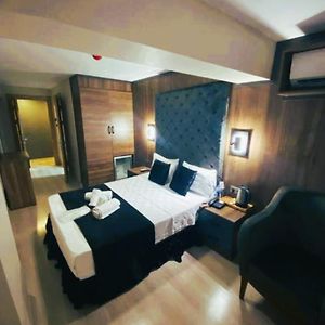 Camera grande con letto king size